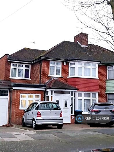 5 Bedroom Semi Detached House To Rent In North Way, London, NW9