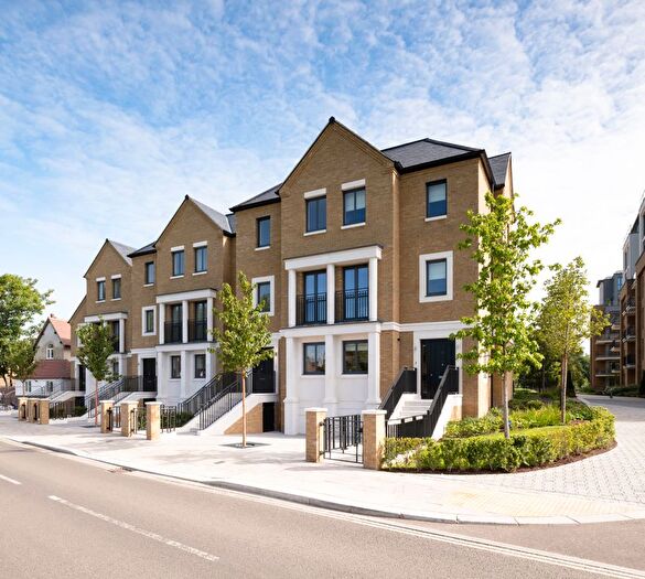 4 Bedroom Detached House For Sale In Broom Road, Teddington, TW11