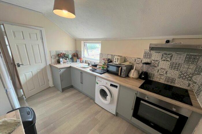 2 Bedroom Property To Rent In Caerphilly Road, Caerdydd, CF14