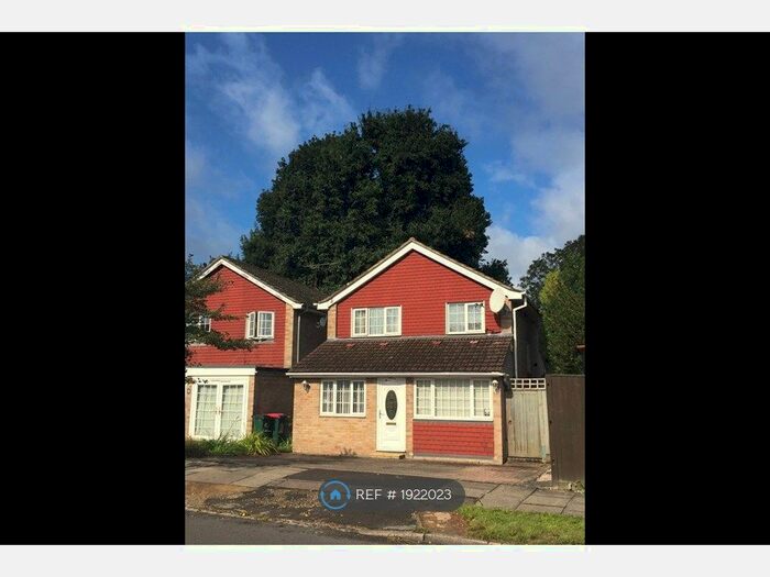 3 Bedroom Detached House To Rent In Heathfield, Crawley, RH10