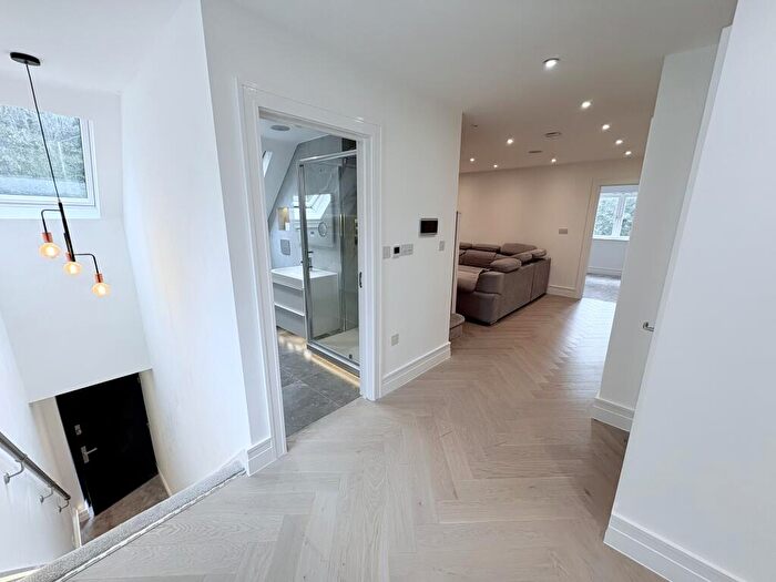 5 Bedroom Flat For Sale In Newgate Street, London, E4