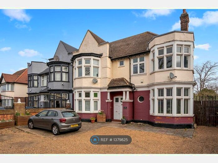 2 Bedroom Flat To Rent In Aldersbrook Road, London, E12