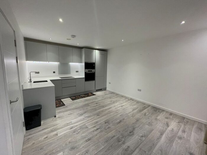 3 Bedroom Flat To Rent In High Street, Purley, Surrey, CR8