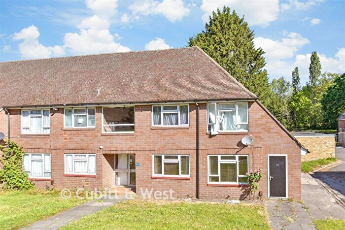 1 Bedroom Flat For Sale In Levett Road, Leatherhead, Surrey, KT22