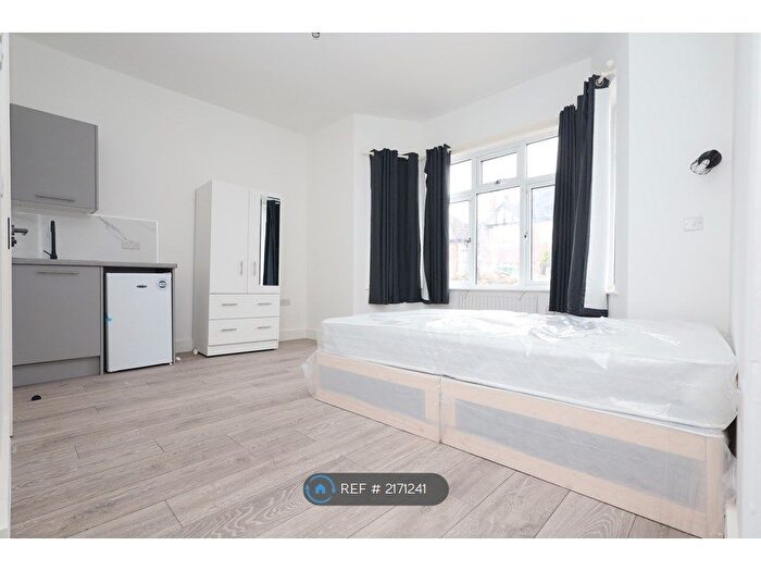 Studio To Rent In Arngask Road, London, SE6