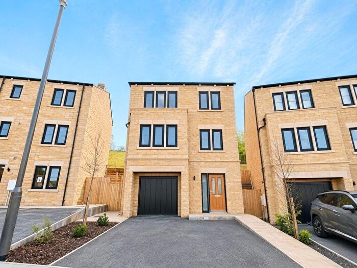 4 Bedroom Detached House For Sale In Hadfield, Glossop, SK13