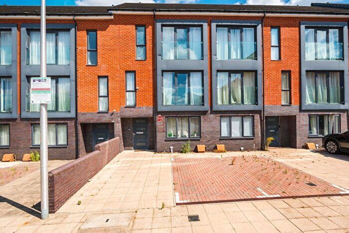 4 Bedroom Town House To Rent In Woolhampton Way, Reading, RG2