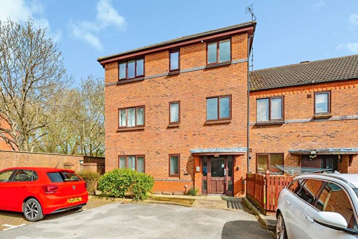 2 Bedroom Flat For Sale In Etruria Gardens, Derby, DE1