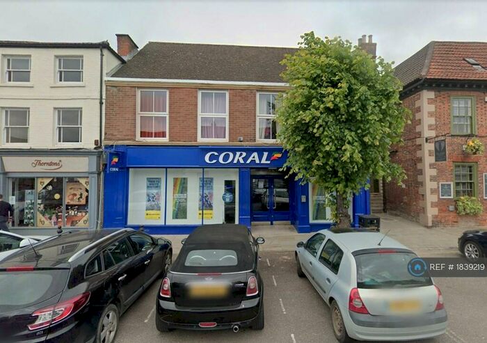 2 Bedroom Flat To Rent In High Street, Royal Wootton Bassett, Swindon, SN4