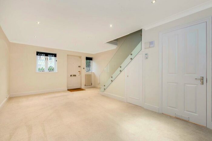 2 Bedroom Flat To Rent In Chatto Road, Between The Commons, London, SW11