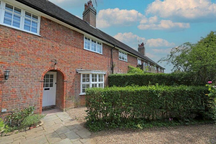 1 Bedroom Maisonette To Rent In Midholm Close, Hampstead Garden Suburb, London, NW11