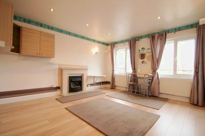 1 Bedroom Maisonette To Rent In Pippins Close, West Drayton, UB7