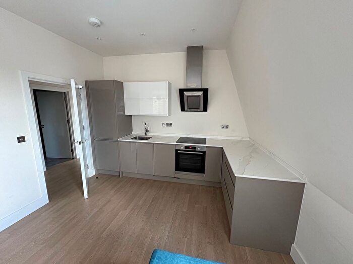 3 Bedroom Flat To Rent In High Street, Hornsey London, N8