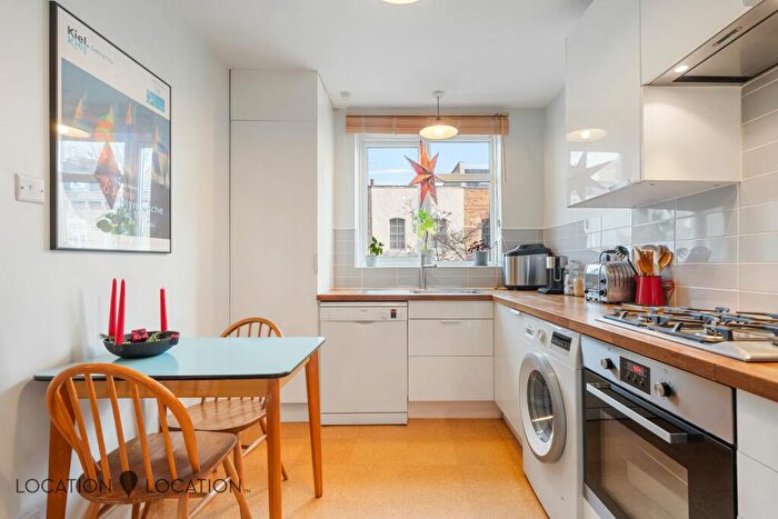 2 Bedroom Flat For Sale In Darville Road, London, N16