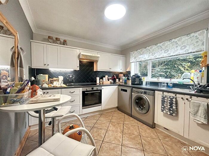 3 Bedroom Terraced House For Sale In Sherd Close, Luton, LU3