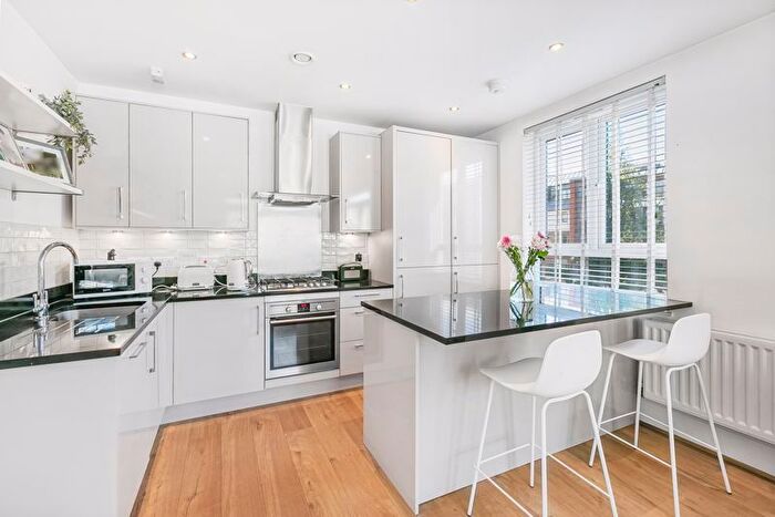 2 Bedroom Flat For Sale In Mead Lane, Hertford, SG13
