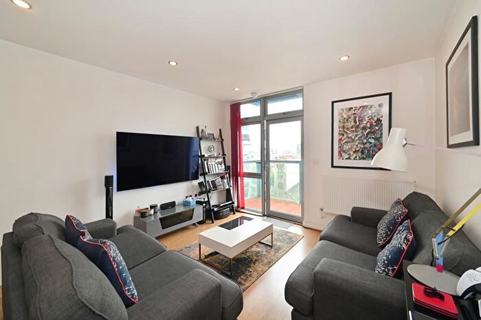3 Bedroom Flat To Rent In Salton Square, London, E14