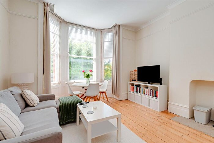2 Bedroom Flat For Sale In Fairhazel Gardens, South Hampstead, NW6