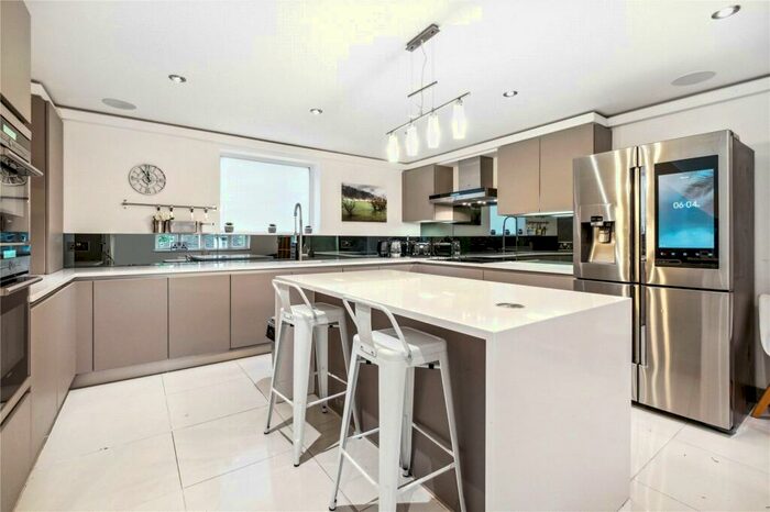 4 Bedroom Mews To Rent In Cobham Mews, London, NW1