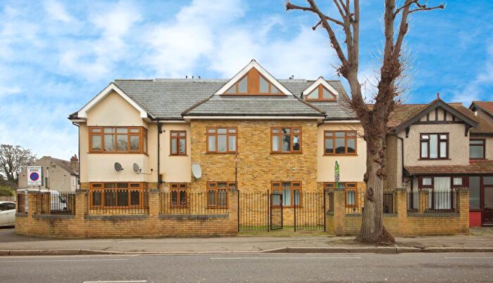 2 Bedroom Flat For Sale In Mawney Road, Romford, Essex, RM7