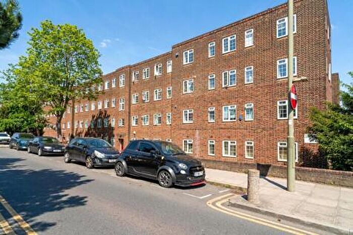 1 Bedroom Flat For Sale In Burnham Court, NW4