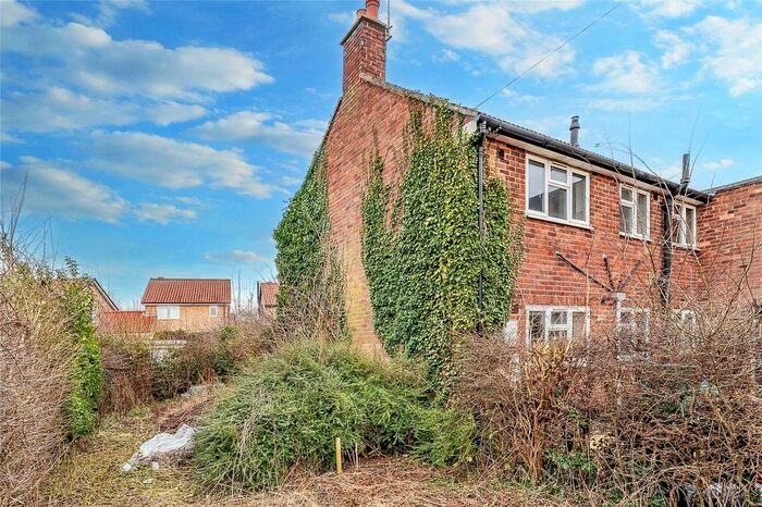 2 Bedroom Flat For Sale In Eastfield Walk, Tadcaster, LS24