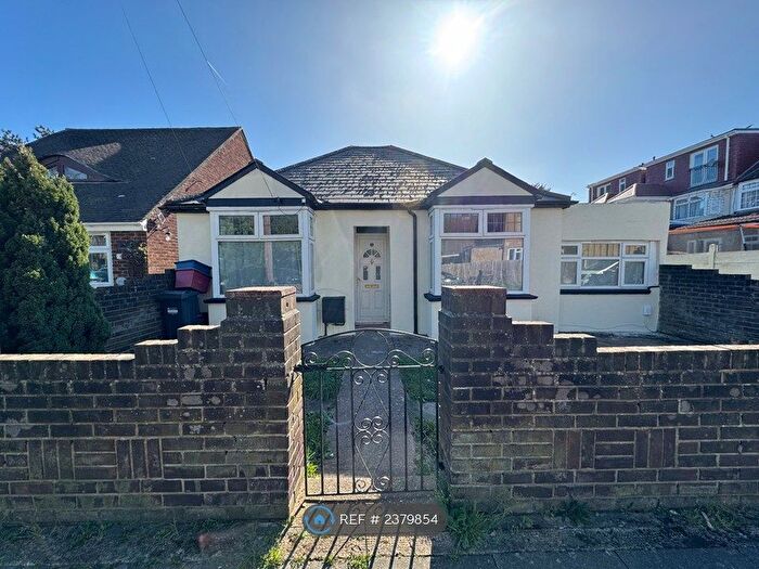3 Bedroom Bungalow To Rent In Harte Road, Hounslow, TW3