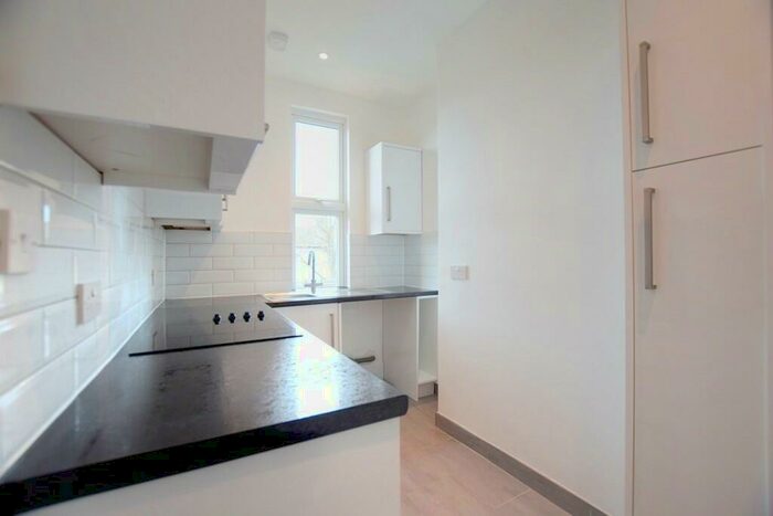 2 Bedroom Flat To Rent In De Vere Gardens, Ilford, IG1
