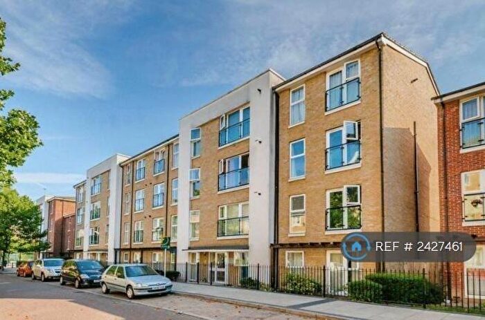 2 Bedroom Flat To Rent In Chandler Way, London, SE15