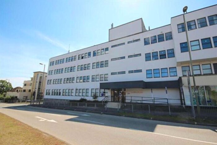 2 Bedroom Flat For Sale In Hulbert Road, Waterlooville, PO7