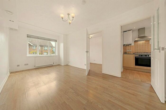 1 Bedroom Flat To Rent In Campbell Close, Streatham, London, SW16