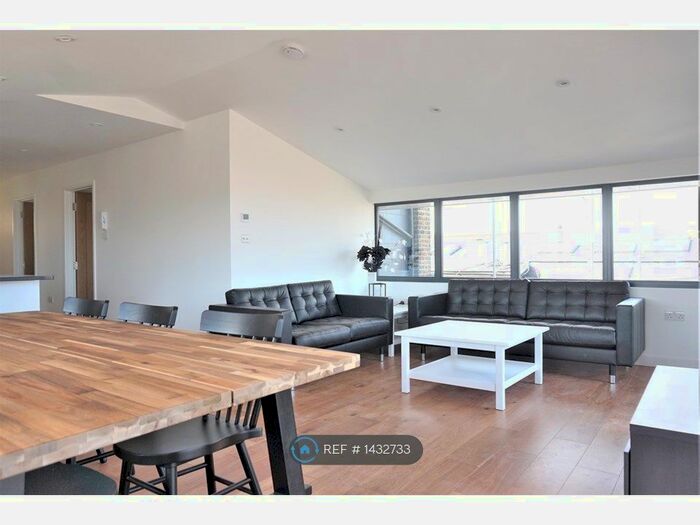 3 Bedroom Flat To Rent In London, London, W14