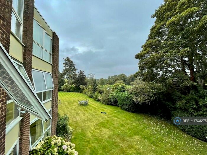 2 Bedroom Flat To Rent In Parkside Court, Weybridge, KT13