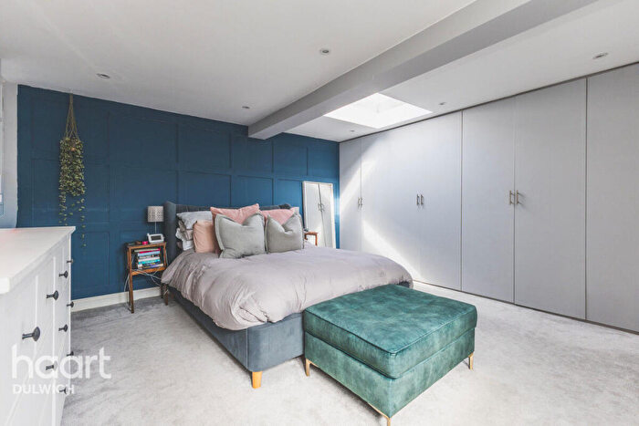 2 Bedroom Maisonette For Sale In Heber Road, London, SE22