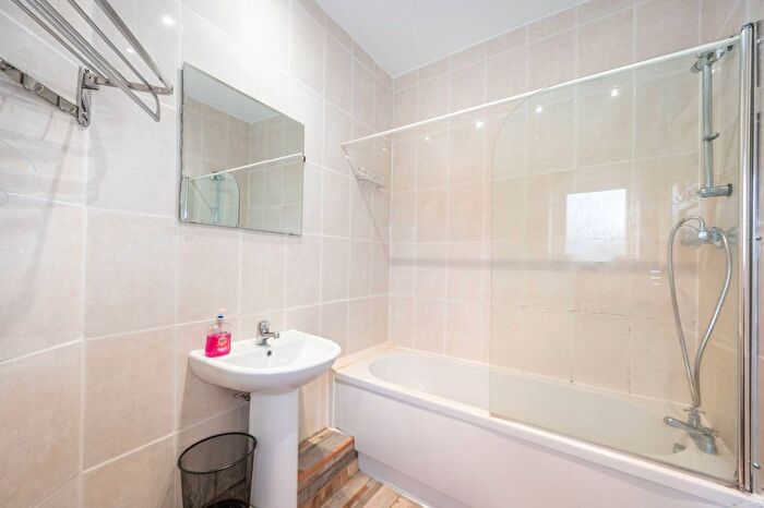 Studio To Rent In Woodstock Grove, Shepherd's Bush, London, W12