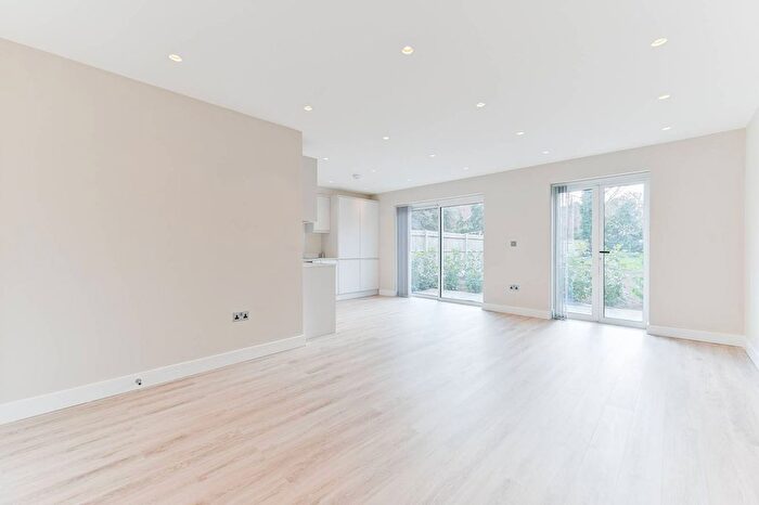 3 Bedroom Flat To Rent In Dunheved Road North, Croydon, Thornton Heath, CR7