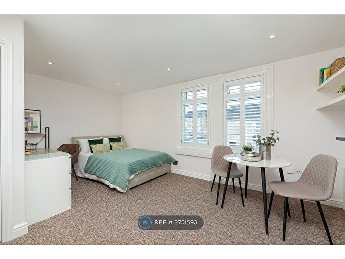 2 Bedroom Flat To Rent In West Avenue, Bath, BA2