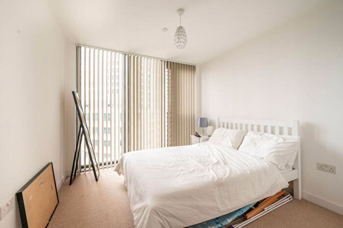 2 Bedroom Flat To Rent In Stratosphere Tower, Stratford, London, E15