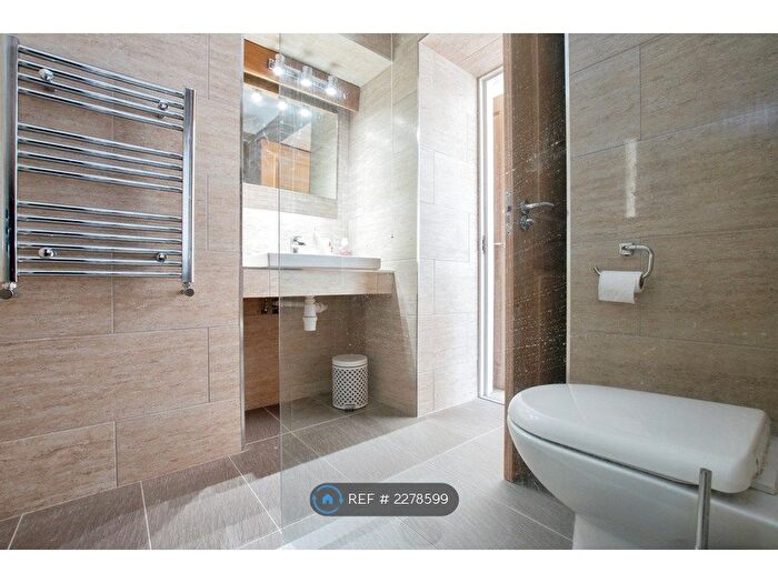 2 Bedroom Flat To Rent In Azalea Court, Bournemouth, BH4