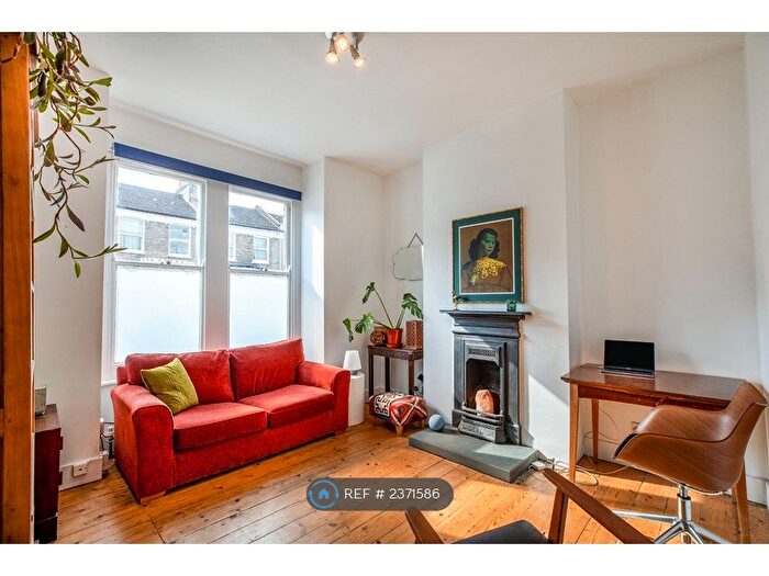 1 Bedroom Flat To Rent In Nutcroft Road, London, SE15