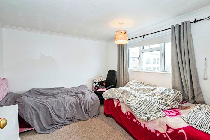 3 Bedroom Terraced House For Sale In Fifth Street, Portsmouth, PO1