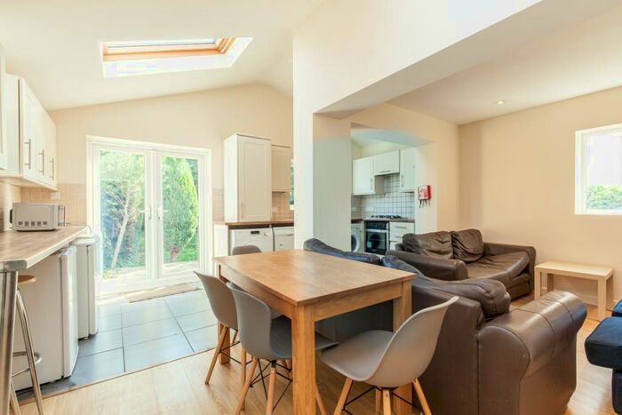 6 Bedroom Semi-Detached House To Rent In Valentia Road, OX3