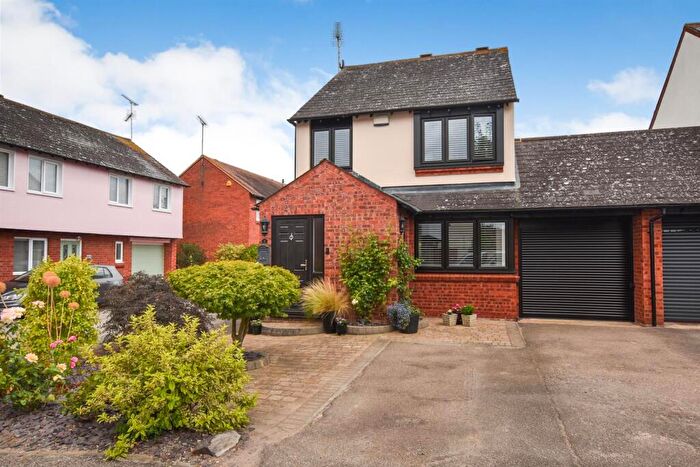 3 Bedroom Link Detached House For Sale In Crouch Beck, South Woodham Ferrers, Chelmsford, CM3