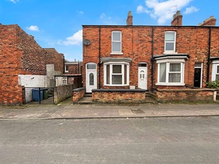 2 Bedroom End Terrace House For Sale In Beaconsfield Street, Scarborough, YO12