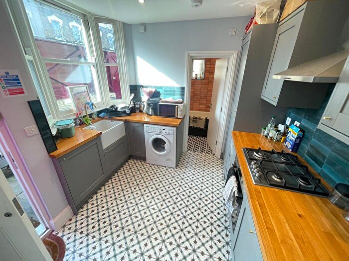 3 Bedroom Flat To Rent In Kynaston Road, Stoke Newington, N16