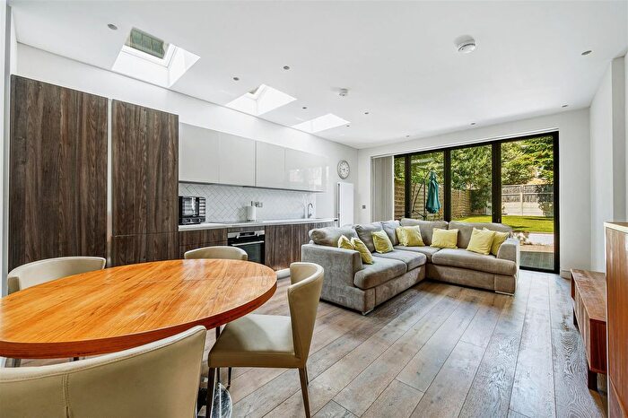 2 Bedroom Flat For Sale In Leythe Road, London, W3