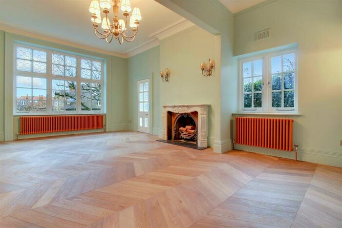 3 Bedroom Flat To Rent In Lyndhurst Road, Hampstead, NW3