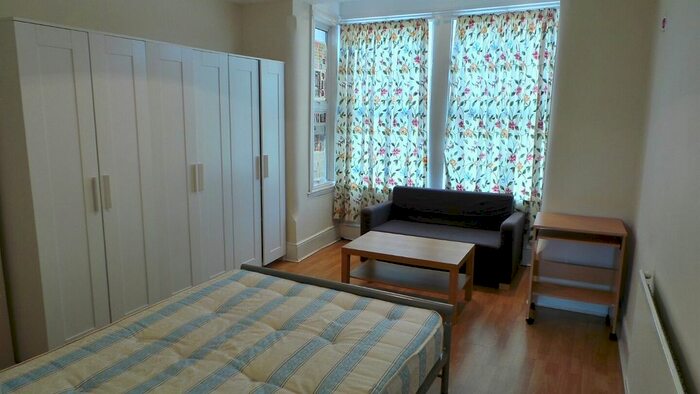 Studio To Rent In Wellwood Road, Goodmays IG3