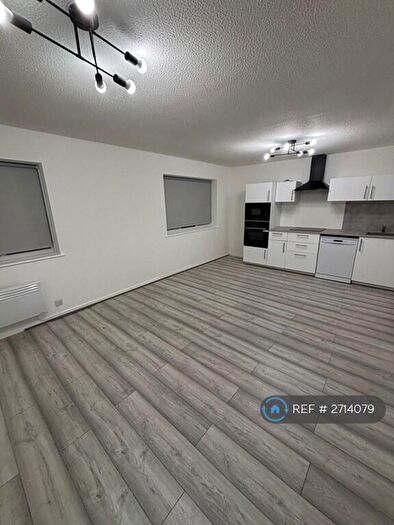 3 Bedroom Flat To Rent In Springwood Crescent, Edgware, HA8