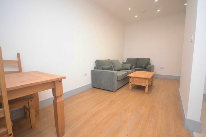 2 Bedroom Flat To Rent In London Road, Reading, Berkshire, RG1